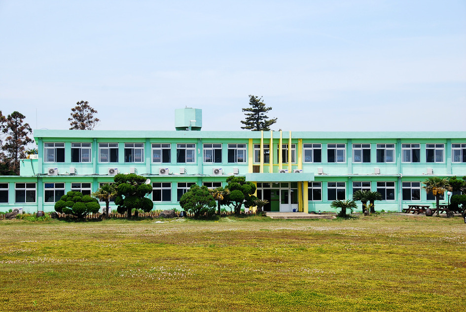 제주도 여행 - 나의 모교 옛 신산중학교 정문 앞에서.. ^^