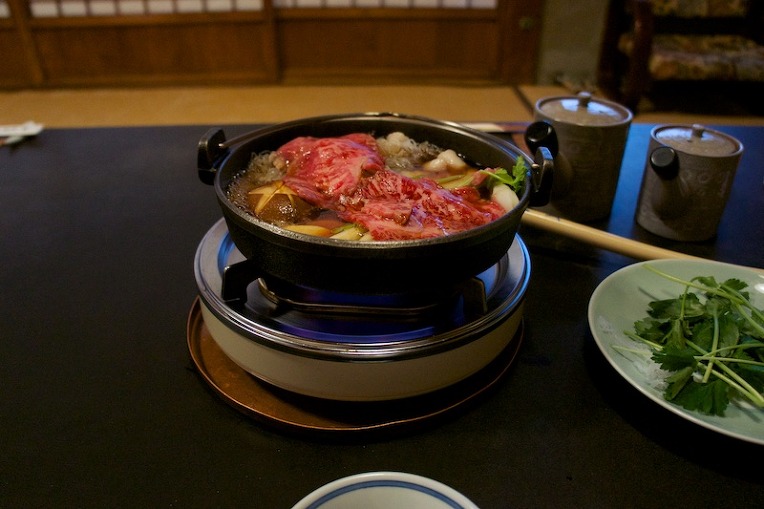 잘 끓고 있습니다. 조금만 더 익으면 꺼내 먹는 거라면서 옆에 계속 계십니다. --+