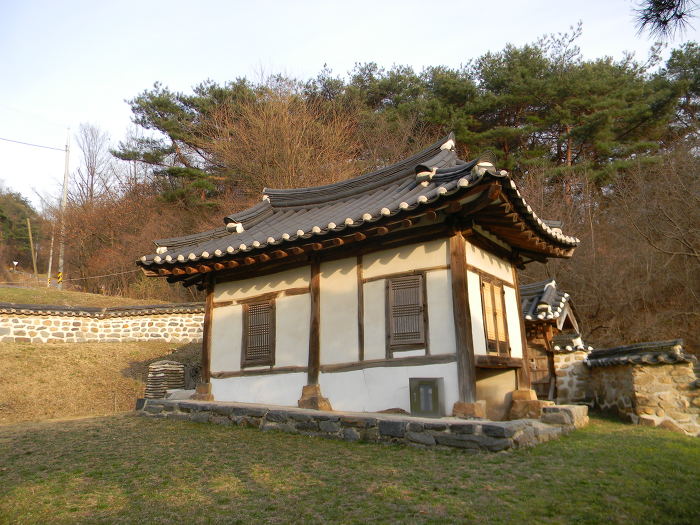 대전 무수동 유회당부기궁재, 삼근정사