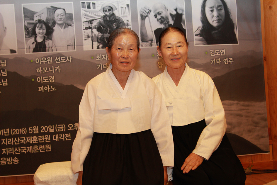 목탁 위에 꽃이 피다 이미지