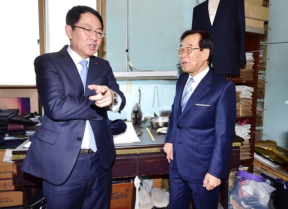 인천시장,민생현장 노포 도성양복점 방문