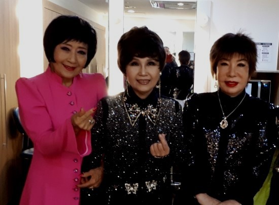 살아있는 전설-선배님들과 안양아트홀 공연중, 분장싱에서...