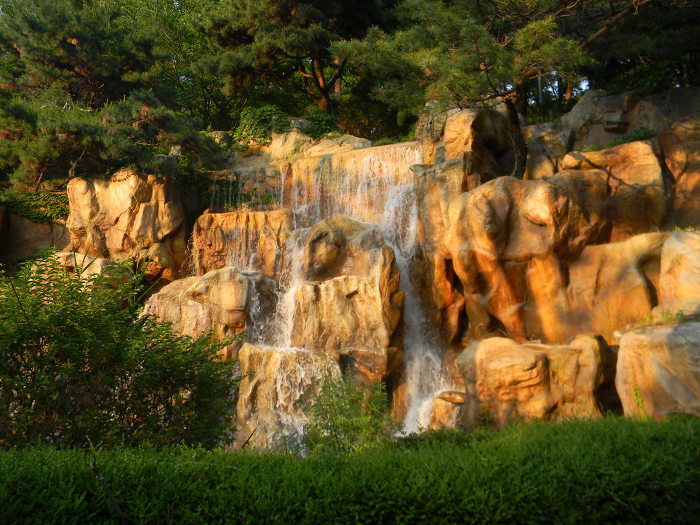 오금공원 인공폭포, 오금동 유래비, 주인 잃은 망주석