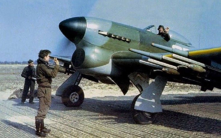 영국 공군의 독일군 기갑 차량 격파 필살 무기였던 RP-3 로켓탄 -German Panzer perfect striked Weapons by RCAF Hawker Typhoons  RP-3 Rocket 