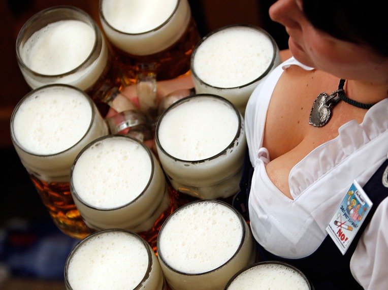 옥토버페스트 비어글라스 도우미 독일 여성들의 강인한 팔 근력- Oktoberfest beer carrying German Women Arms strong Power 