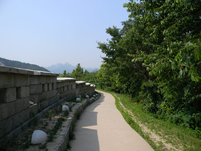 부드러운 곡선을 지닌 인왕산 한양도성 무악동입구~사직동 구간