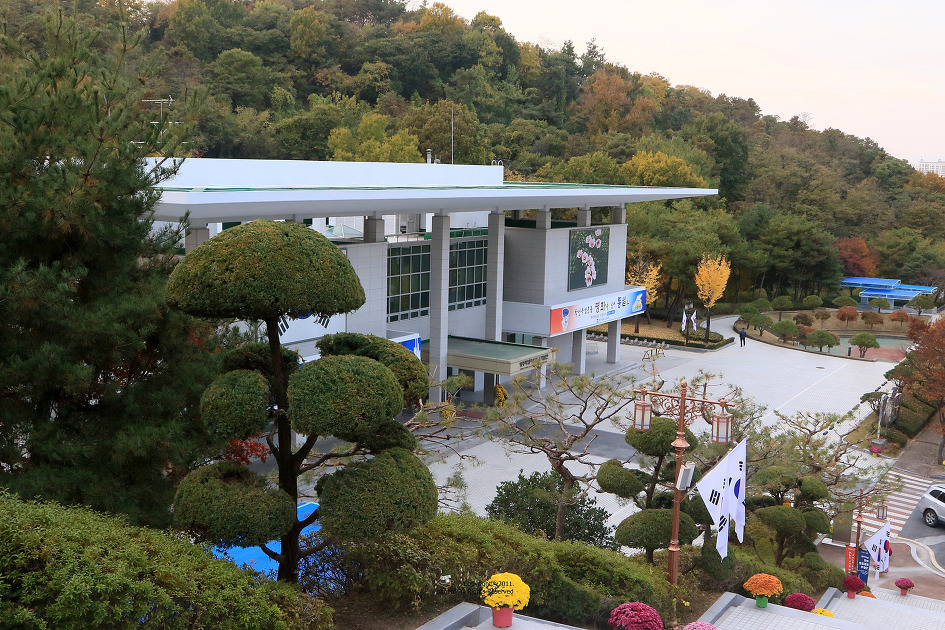 11월 3일 학생독립운동기념일을 맞아 참배한 광주서구 학생독립운동기념탑