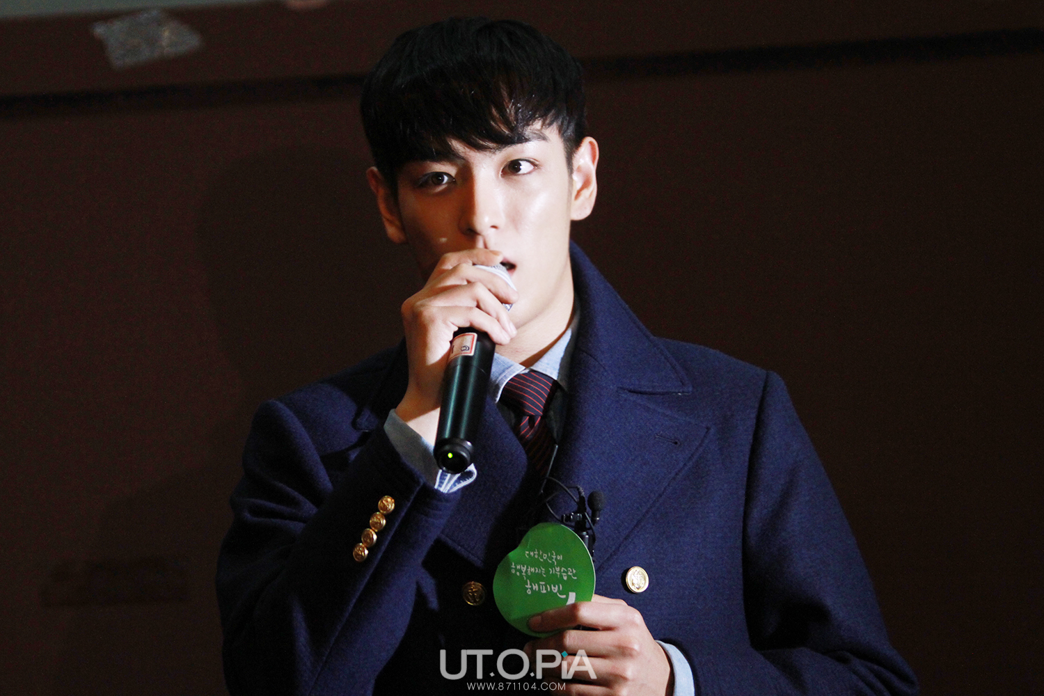 [5/11/13][Pho] TOP @  Lotte quảng bá phim 'The Commitment' (4/11/13) 2432BA415277F5FE1F250B